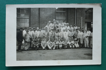 AK Straubing / 1920-1930er Jahre / Foto Karte / Fabrik Angestellte Arbeiter vor Gebäude / Foto Schoyerer Kolbstrasse 8